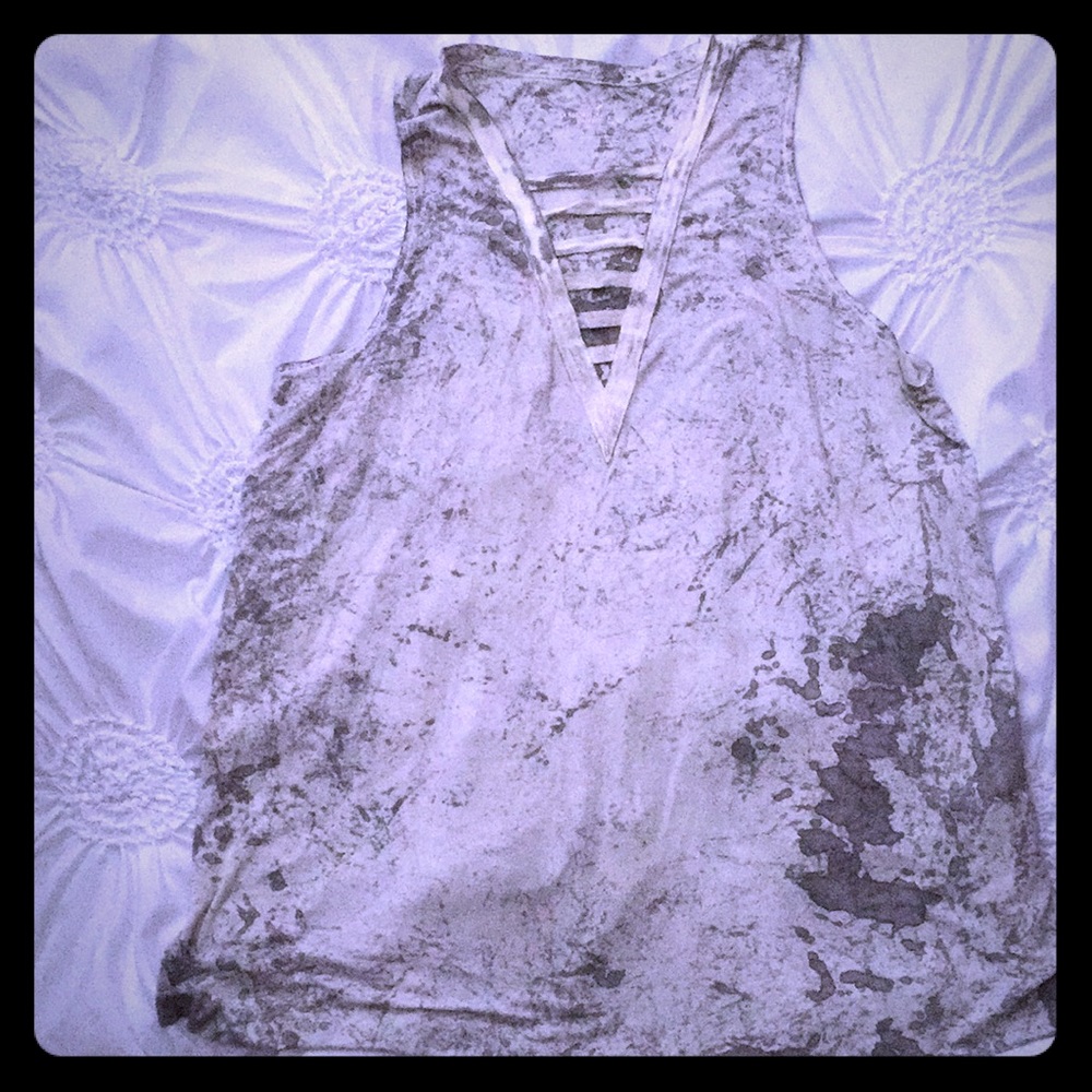 American Eagle V neck tee